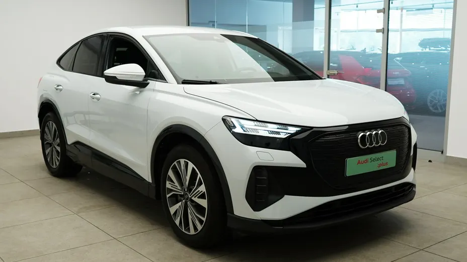 AUDI Q4 -