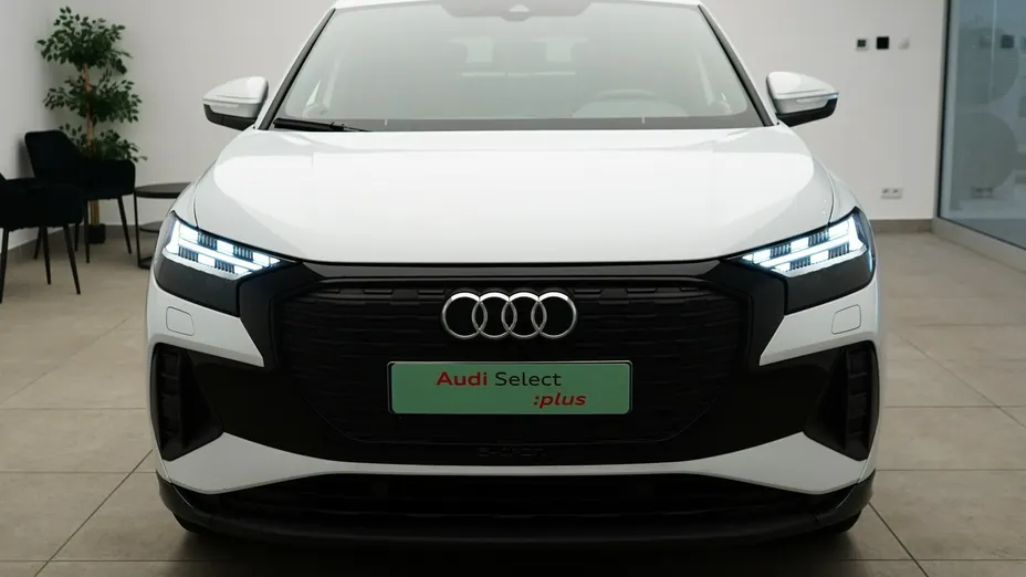 AUDI Q4 -