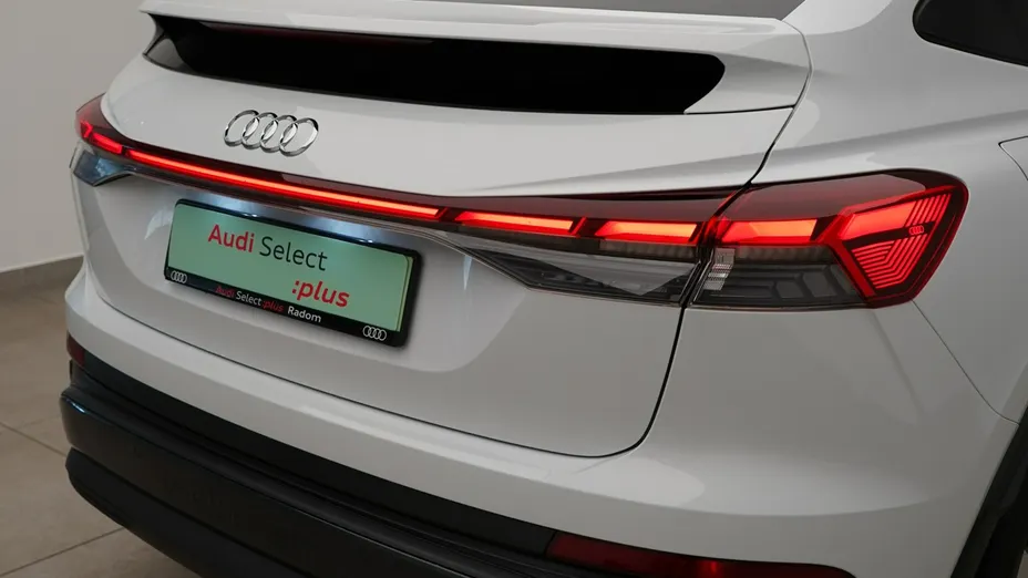 AUDI Q4 -