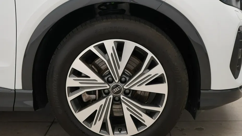 AUDI Q4 -