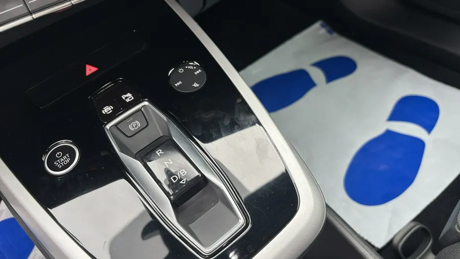AUDI Q4 e-tron -