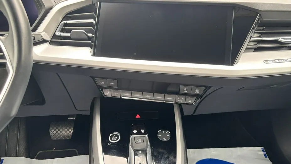 AUDI Q4 e-tron -