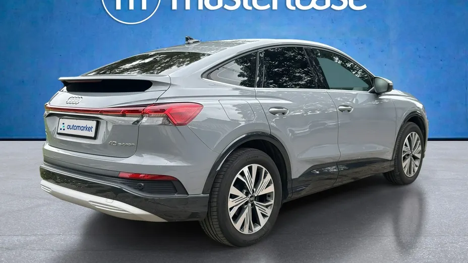 AUDI Q4 e-tron -