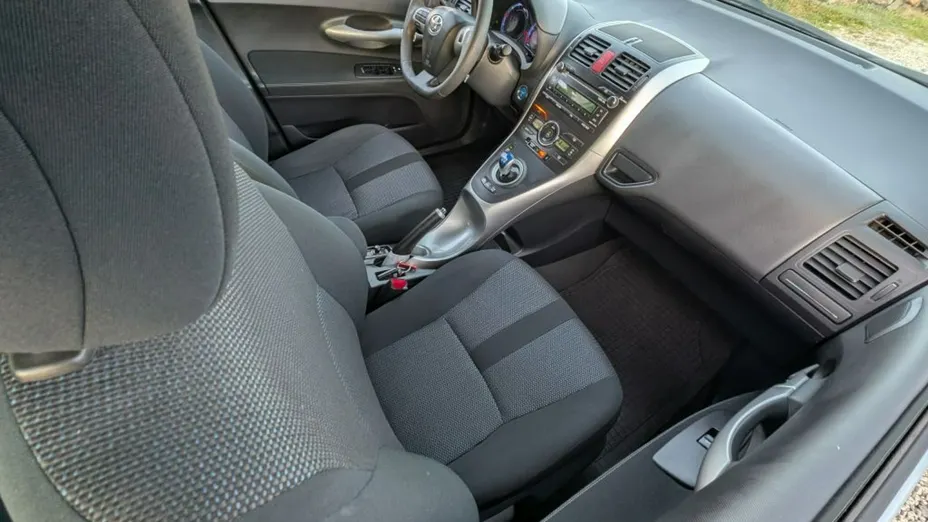 TOYOTA Auris -