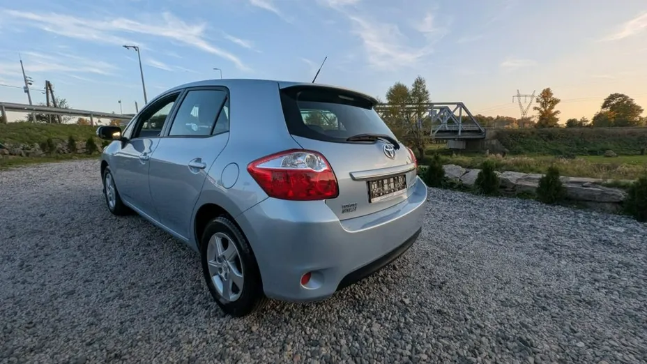 TOYOTA Auris -
