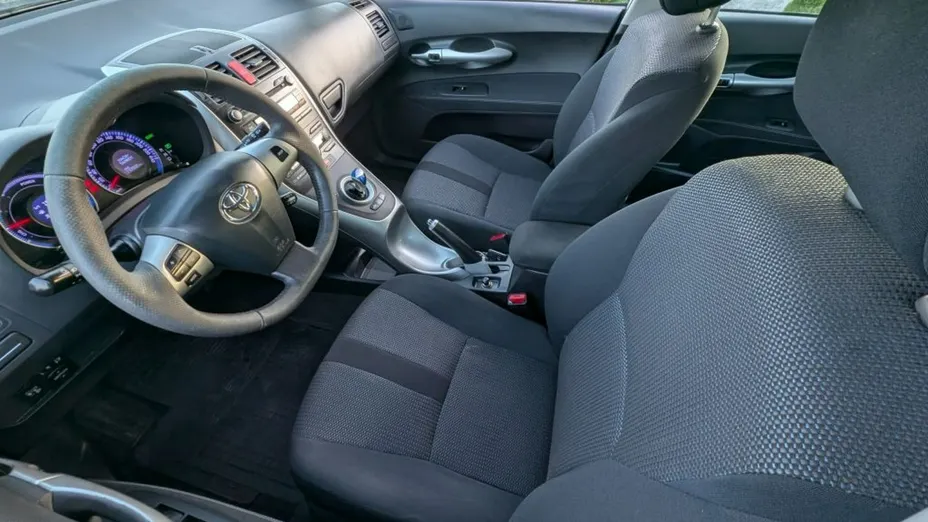 TOYOTA Auris -