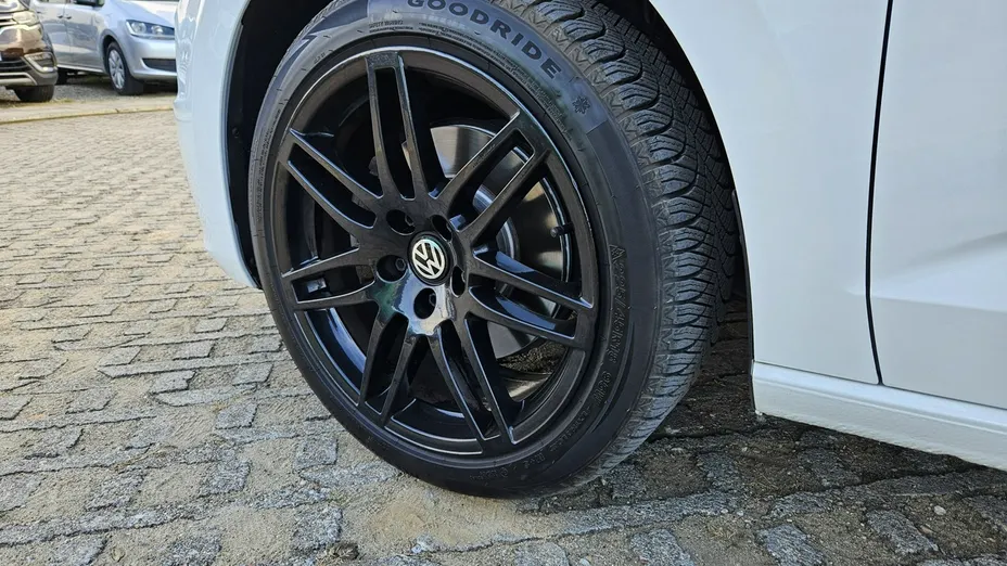 VOLKSWAGEN Touran -