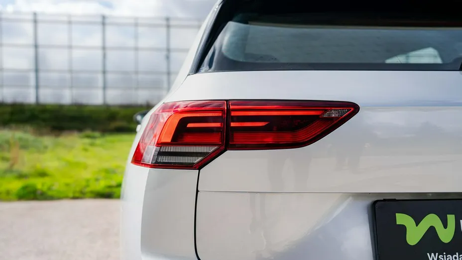 VOLKSWAGEN Golf -