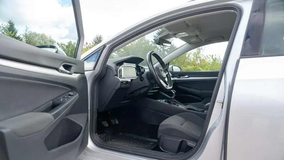 VOLKSWAGEN Golf -