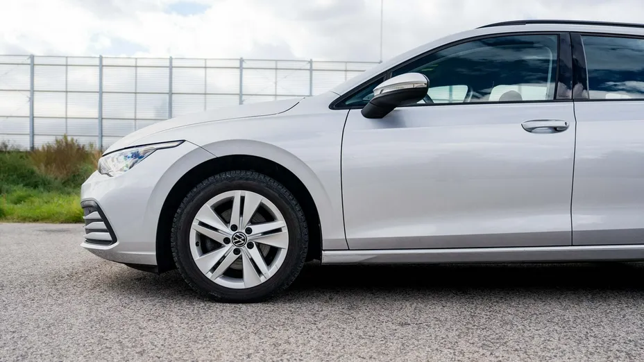 VOLKSWAGEN Golf -