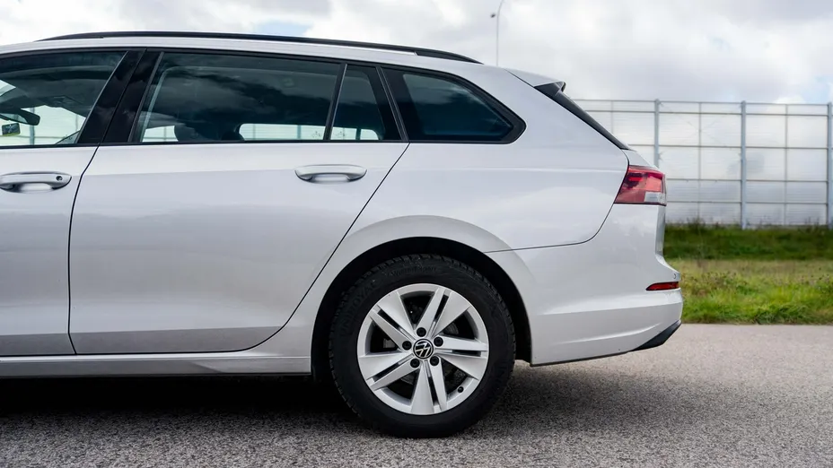 VOLKSWAGEN Golf -