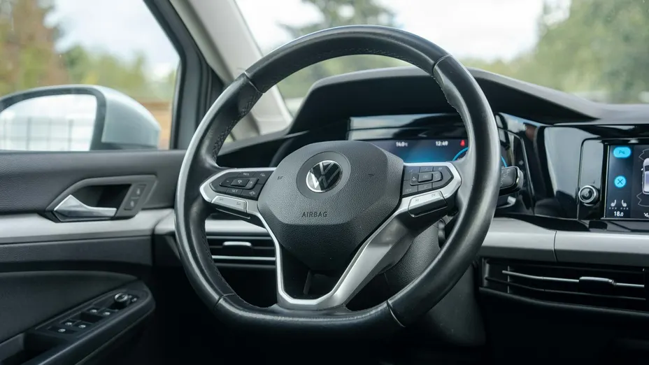 VOLKSWAGEN Golf -