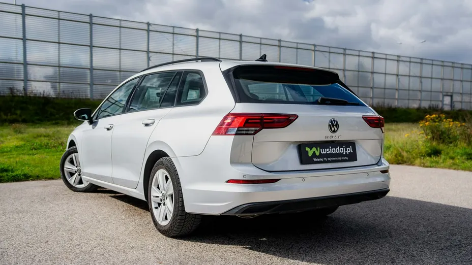 VOLKSWAGEN Golf -