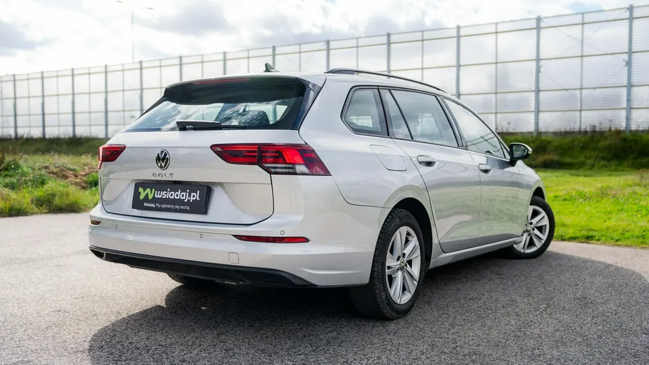 VOLKSWAGEN Golf -