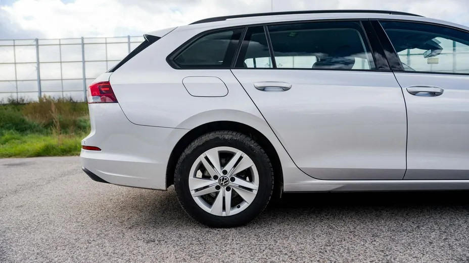 VOLKSWAGEN Golf -