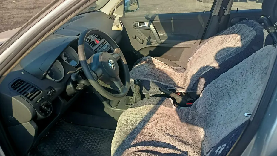 VOLKSWAGEN Polo -