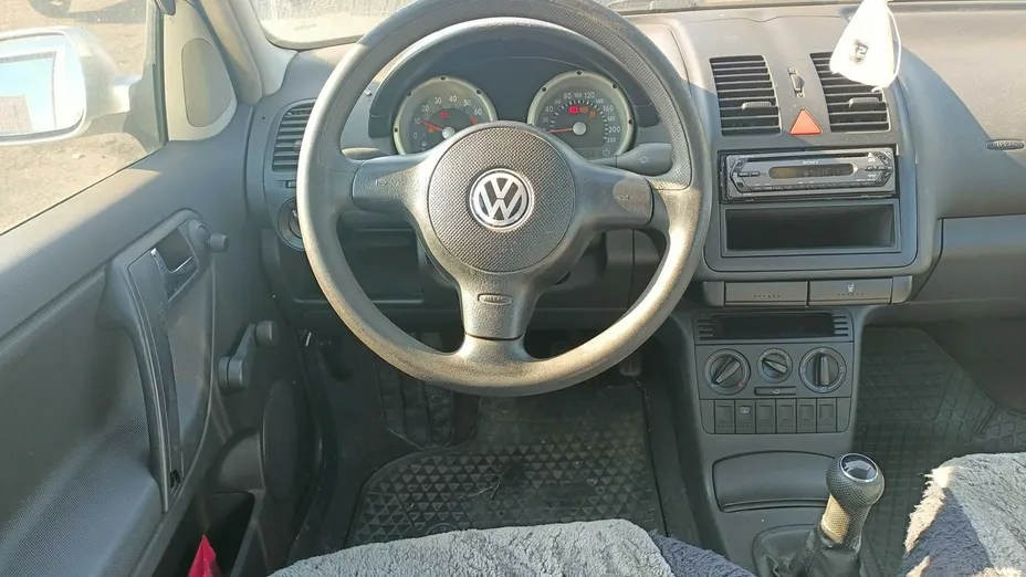 VOLKSWAGEN Polo -