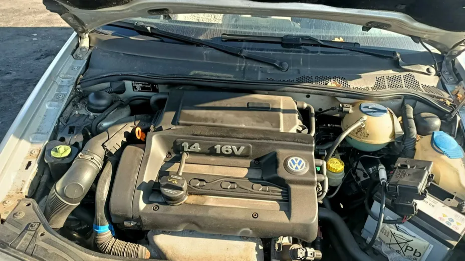 VOLKSWAGEN Polo -