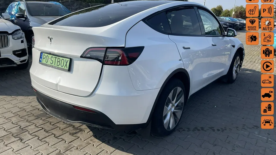TESLA Model Y -