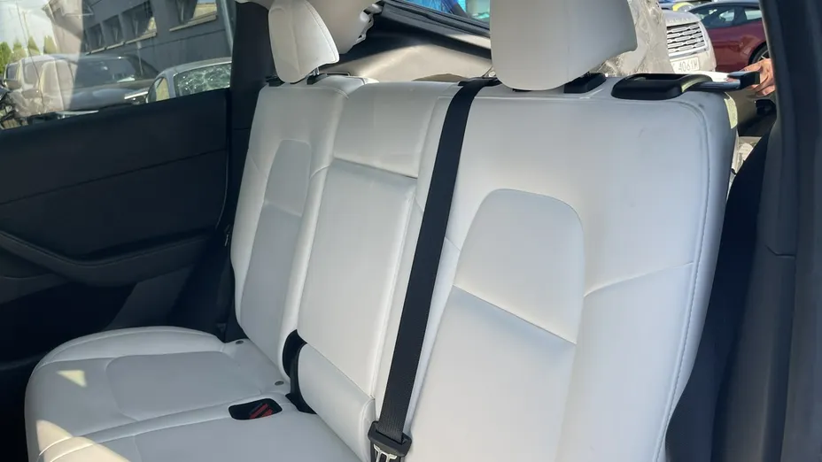 TESLA Model Y -