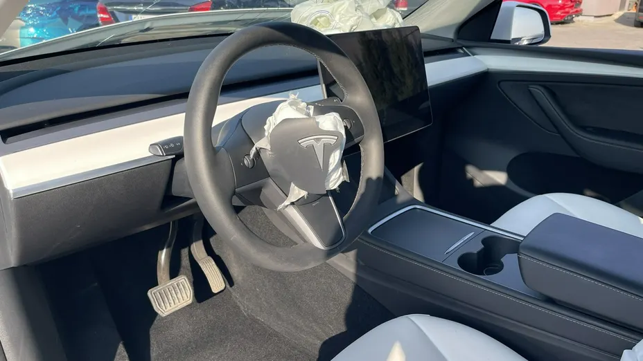 TESLA Model Y -