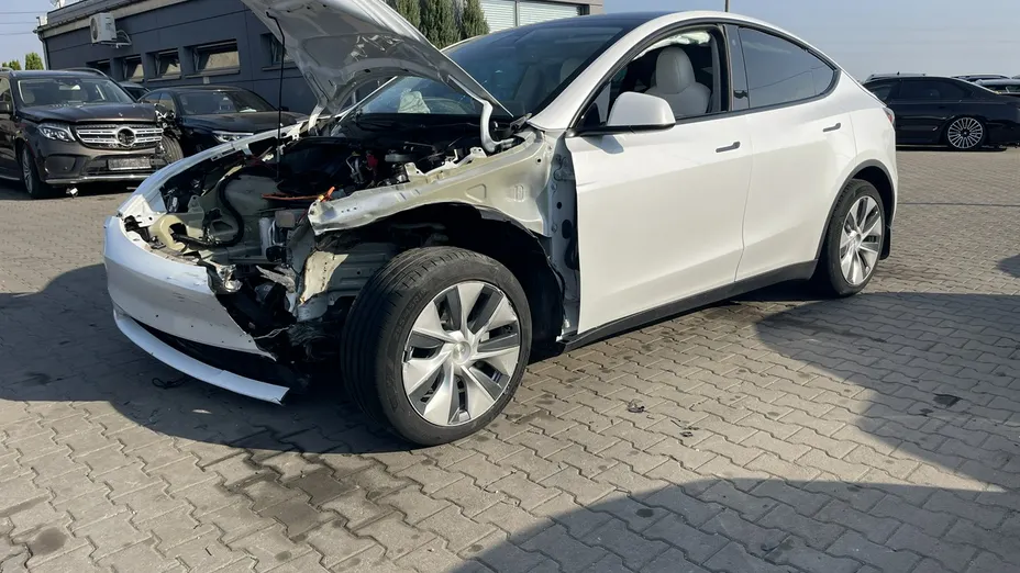 TESLA Model Y -