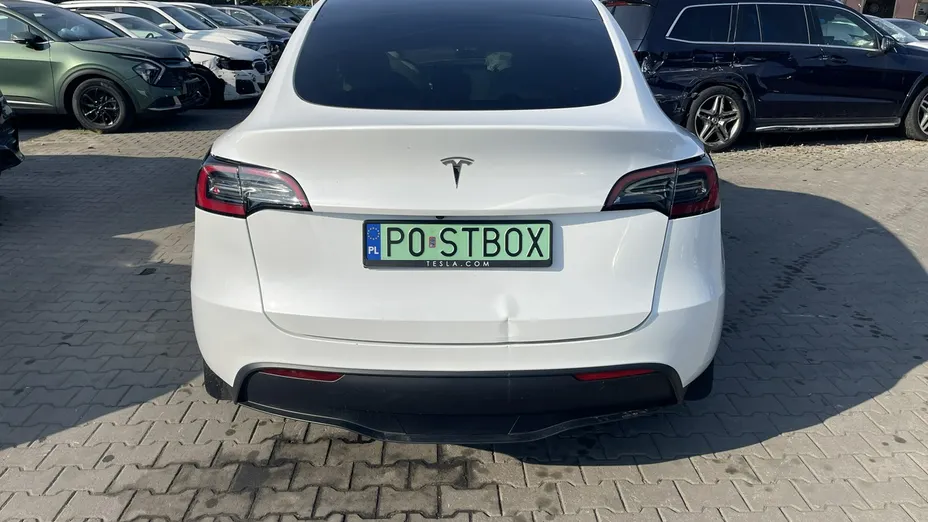 TESLA Model Y -