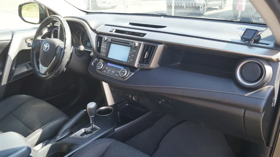 TOYOTA RAV4 -