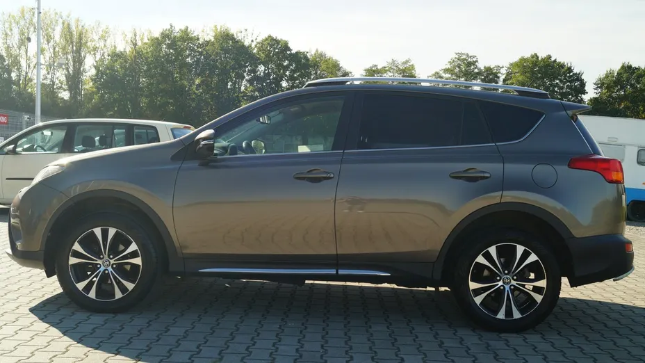 TOYOTA RAV4 -