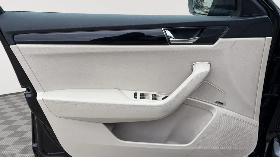 SKODA Superb -