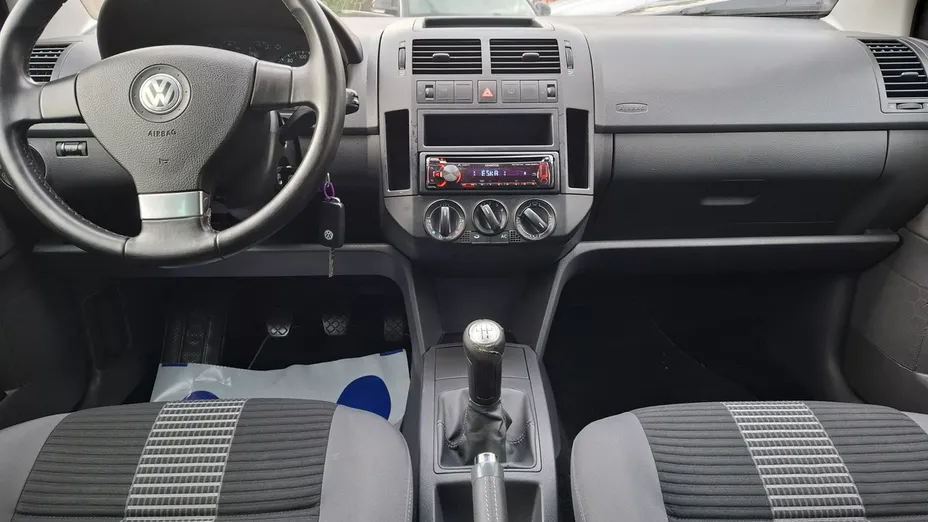 VOLKSWAGEN Polo -