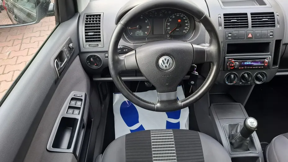 VOLKSWAGEN Polo -