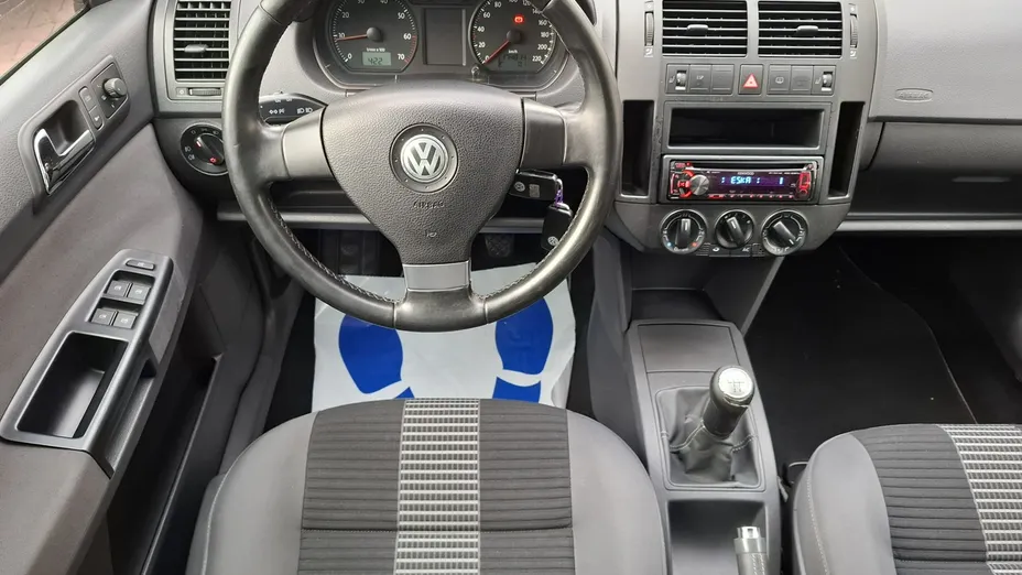VOLKSWAGEN Polo -