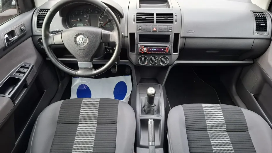 VOLKSWAGEN Polo -