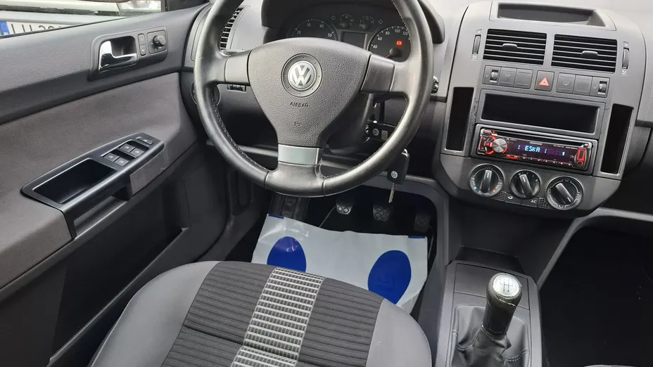 VOLKSWAGEN Polo -