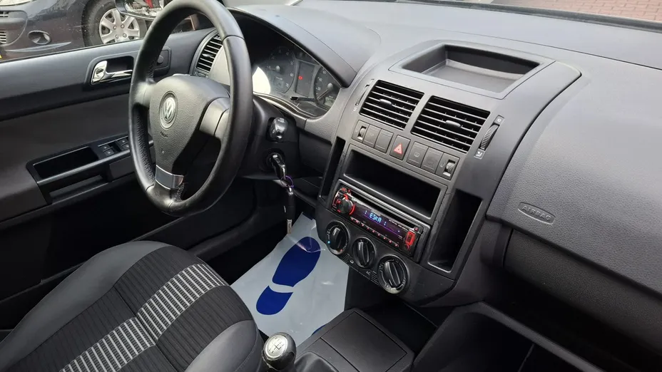 VOLKSWAGEN Polo -