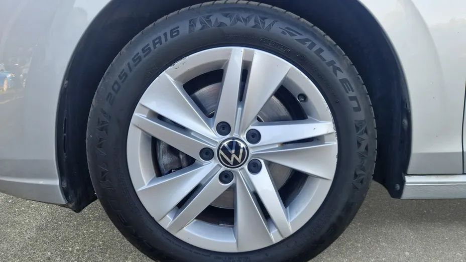 VOLKSWAGEN Golf -