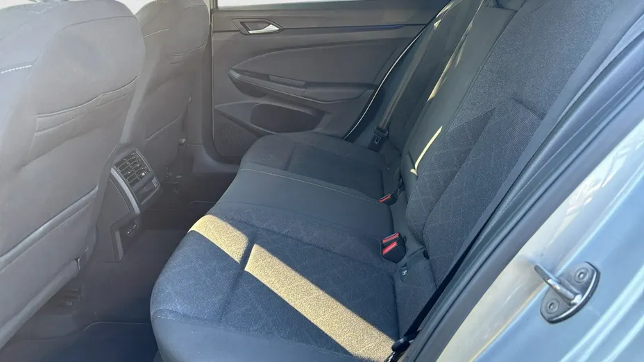 VOLKSWAGEN Golf -