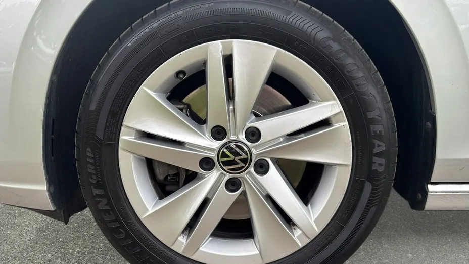 VOLKSWAGEN Golf -