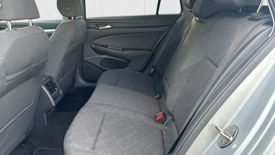 VOLKSWAGEN Golf -