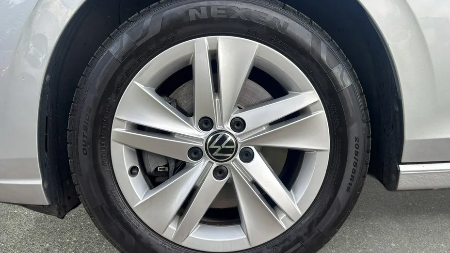 VOLKSWAGEN Golf -