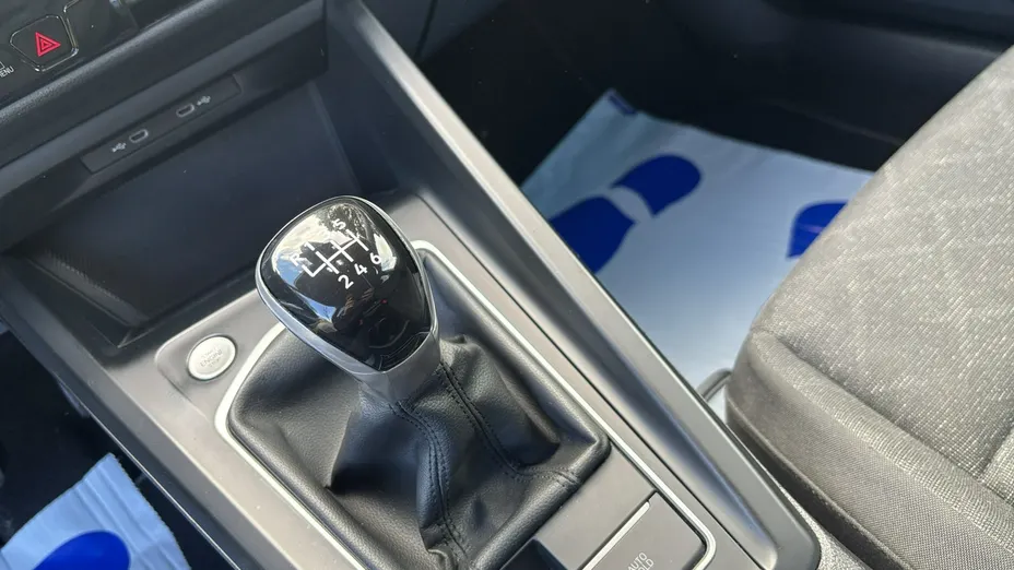 VOLKSWAGEN Golf -