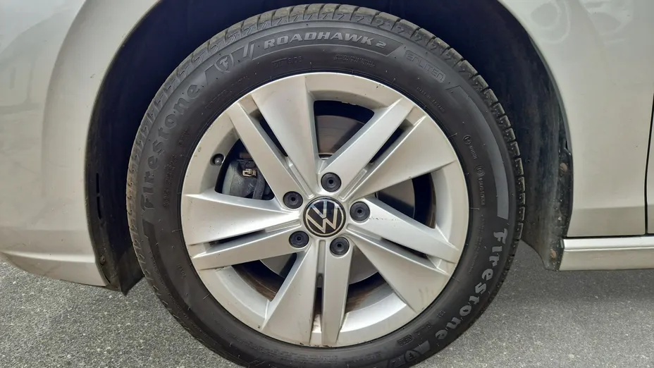 VOLKSWAGEN Golf -