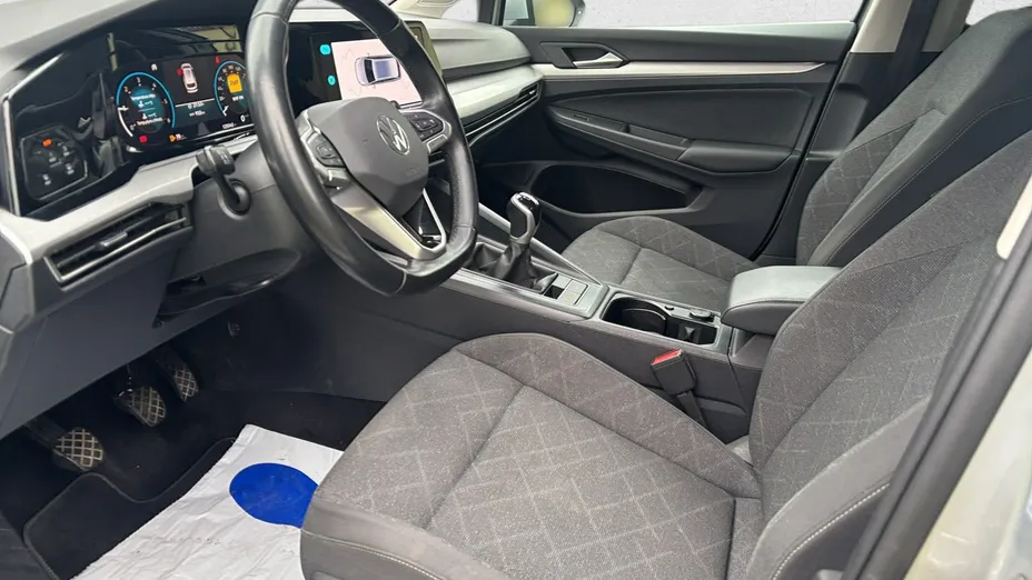VOLKSWAGEN Golf -