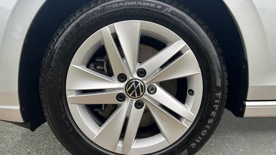 VOLKSWAGEN Golf -
