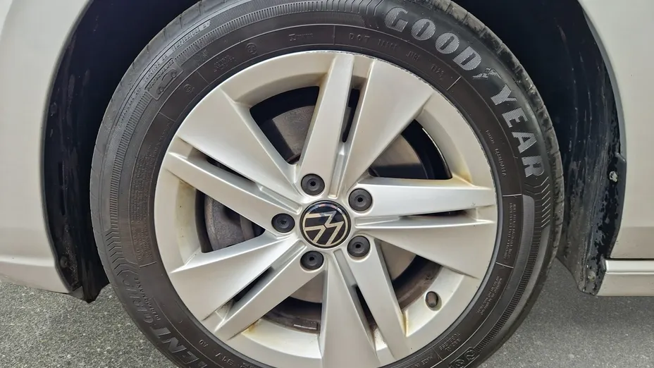 VOLKSWAGEN Golf -