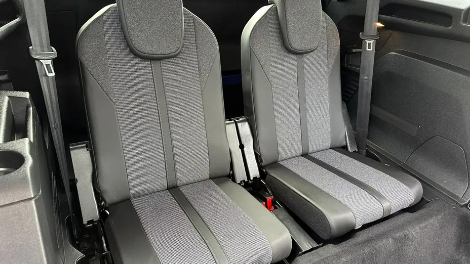 PEUGEOT 5008 -