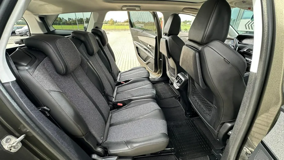 PEUGEOT 5008 -