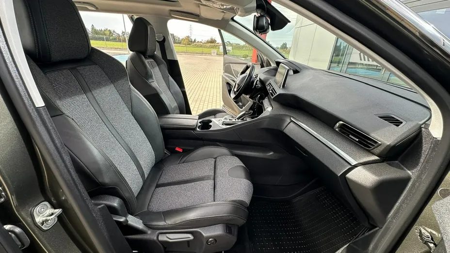 PEUGEOT 5008 -
