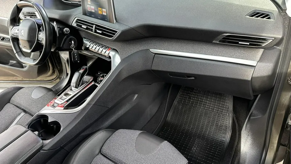 PEUGEOT 5008 -